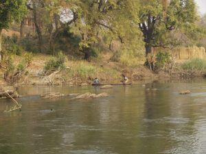 Mokoro on Chobe River. namibia reise erfahrungen.