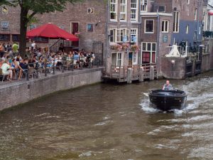 Amsterdam Grachtenfahrt kleines Boot