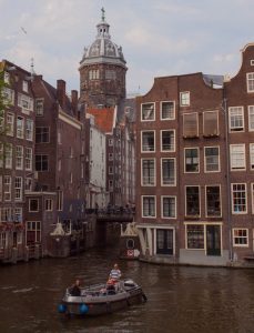 Amsterdam Grachtenfahrt kleines Boot. Grachtenfahrt Amsterdam vor Ort buchen. Holland klein Venedig. Holland, Venedig des Nordens,