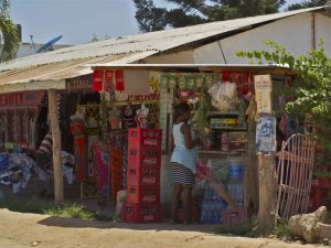 Fünf Wochen Urlaub in Mtwapa Kenia. Einst ein Paradies für Expats. Heute eine chaotische Stadt, wo die Armut sichtbar und das Leben der Reichen unsicherer wird. Fotos einer Stadt mit zweifelhaftem Ruf, wo das Leben der einen von Sextourismus und Gewalt gezeichnet ist und sich die anderen am Palmenstränden sonnen.