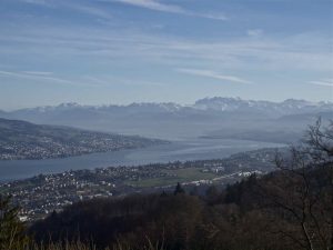Swiss insider tips for a visit of Zürich Switzerland on a budget. Enjoy a city trip to Zürich at Lake Zürich on a budget